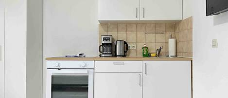 Frigorífic, forn, placa de cuina i cafetera i tetera