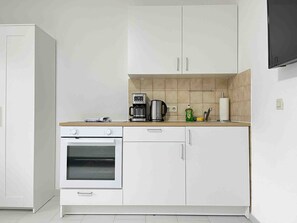 Kühlschrank, Ofen, Herdplatte, Wasserkocher mit Kaffee-/Teezubehör