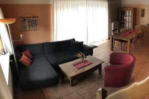 Smart TV, fireplace, DVD player, stereo