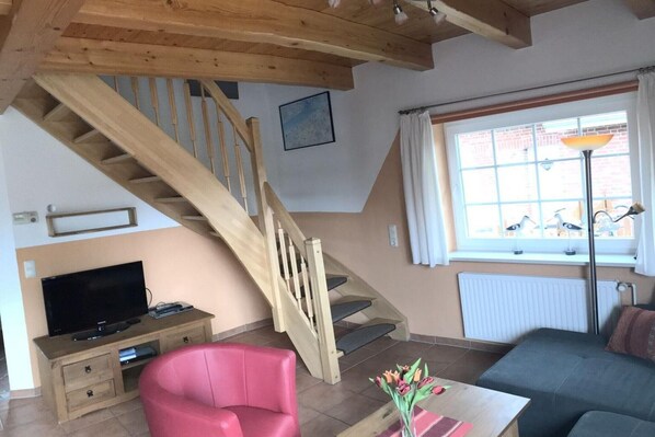 Smart TV, fireplace, DVD player, stereo