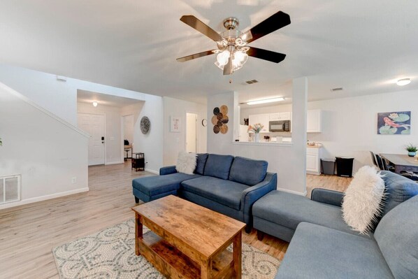 TV, offices - Cozy Spacious Corporate Housing 4 BR|2.5 Bath|Loft|Office|Near Tesla (Austin)