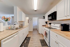 Fridge, microwave, oven, stovetop - Cozy Spacious Corporate Housing 4 BR|2.5 Bath|Loft|Office|Near Tesla (Austin)