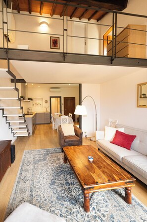 Living area - Bright Apartment With Rooftop Views in the Historic Center (Firenze)