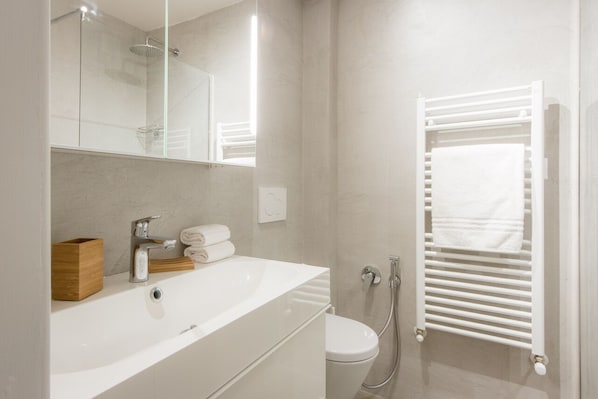 Bruser, hårtørrer, håndklæder, Sæbe