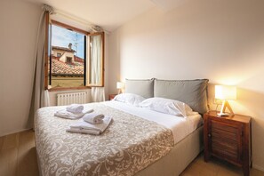 2 bedrooms, iron/ironing board, WiFi, bed sheets - Bright Apartment With Rooftop Views in the Historic Center (Firenze)