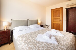 2 chambres, fer et planche à repasser, Wi-Fi, draps fournis