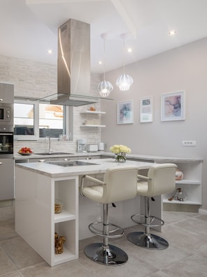 冷蔵庫、電子レンジ、オーブン、食器洗い機