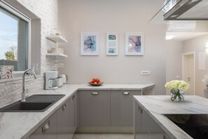 Kühlschrank, Mikrowelle, Ofen, Geschirrspüler