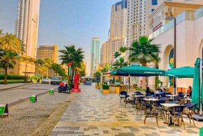 Outdoor dining - Charming Spacious Studio at the heart of JBR (Dubai)
