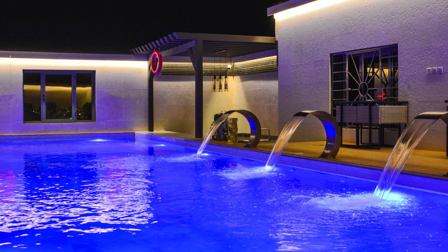 Redwaves Hotel