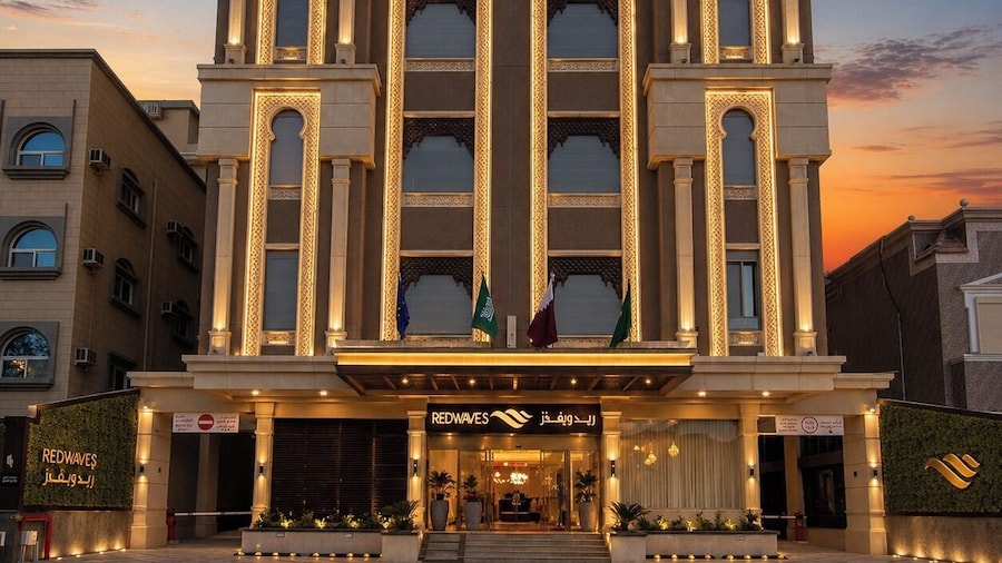 Redwaves Hotel