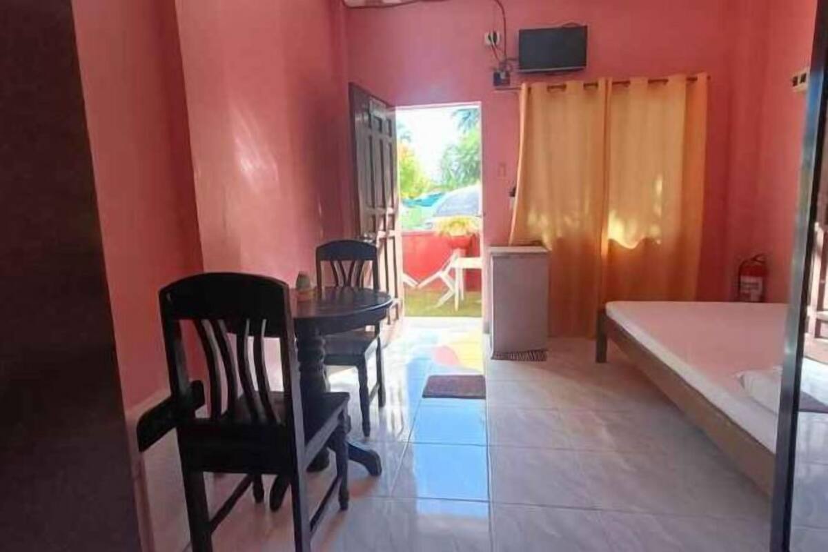 Una scrivania, letti aggiuntivi (a pagamento), lenzuola