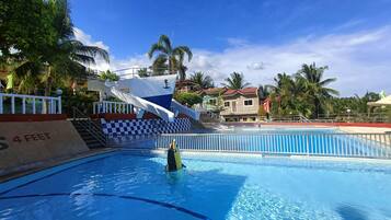 2 outdoor pools