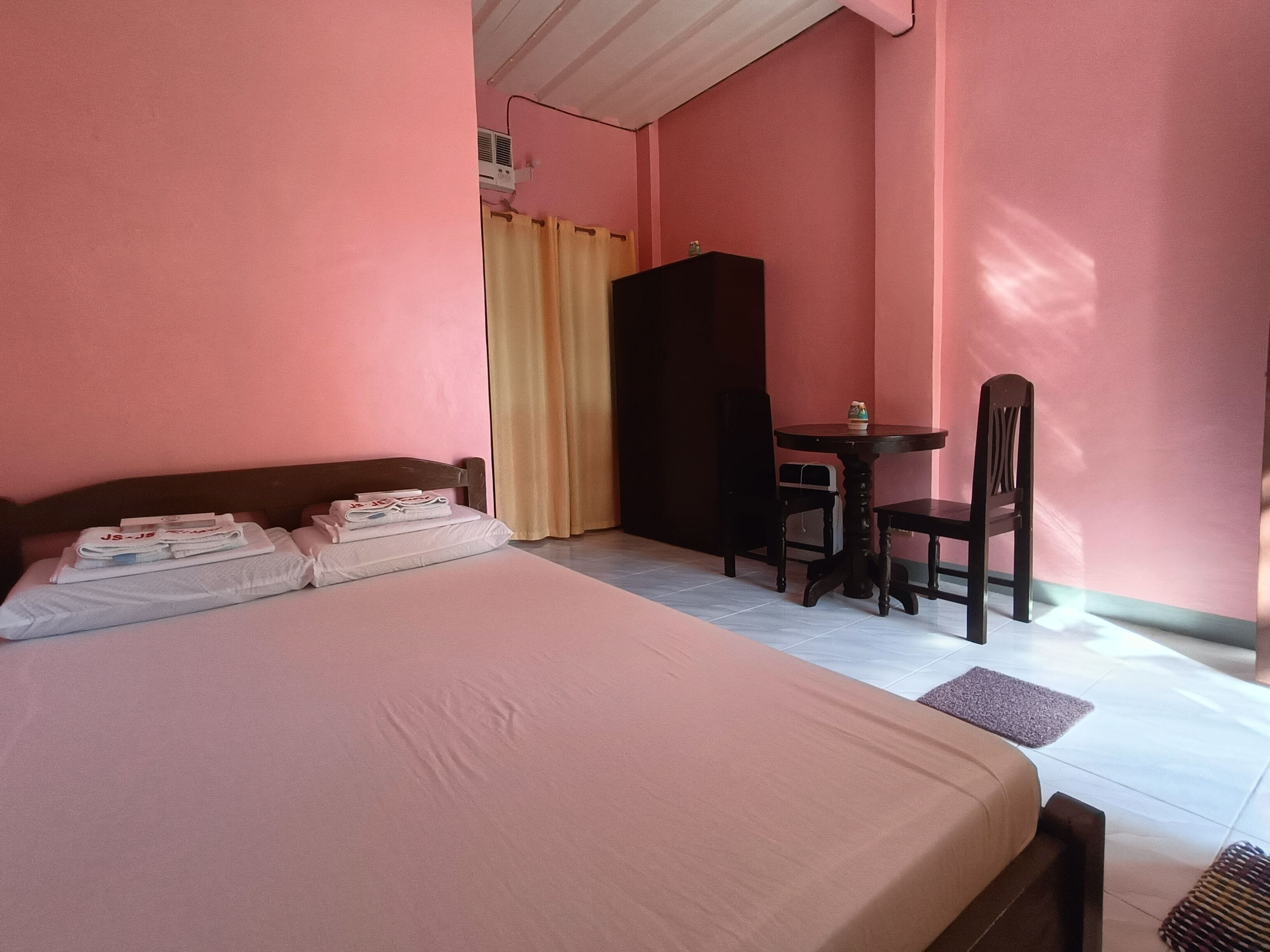 Standard Room | Desk, rollaway beds, bed sheets