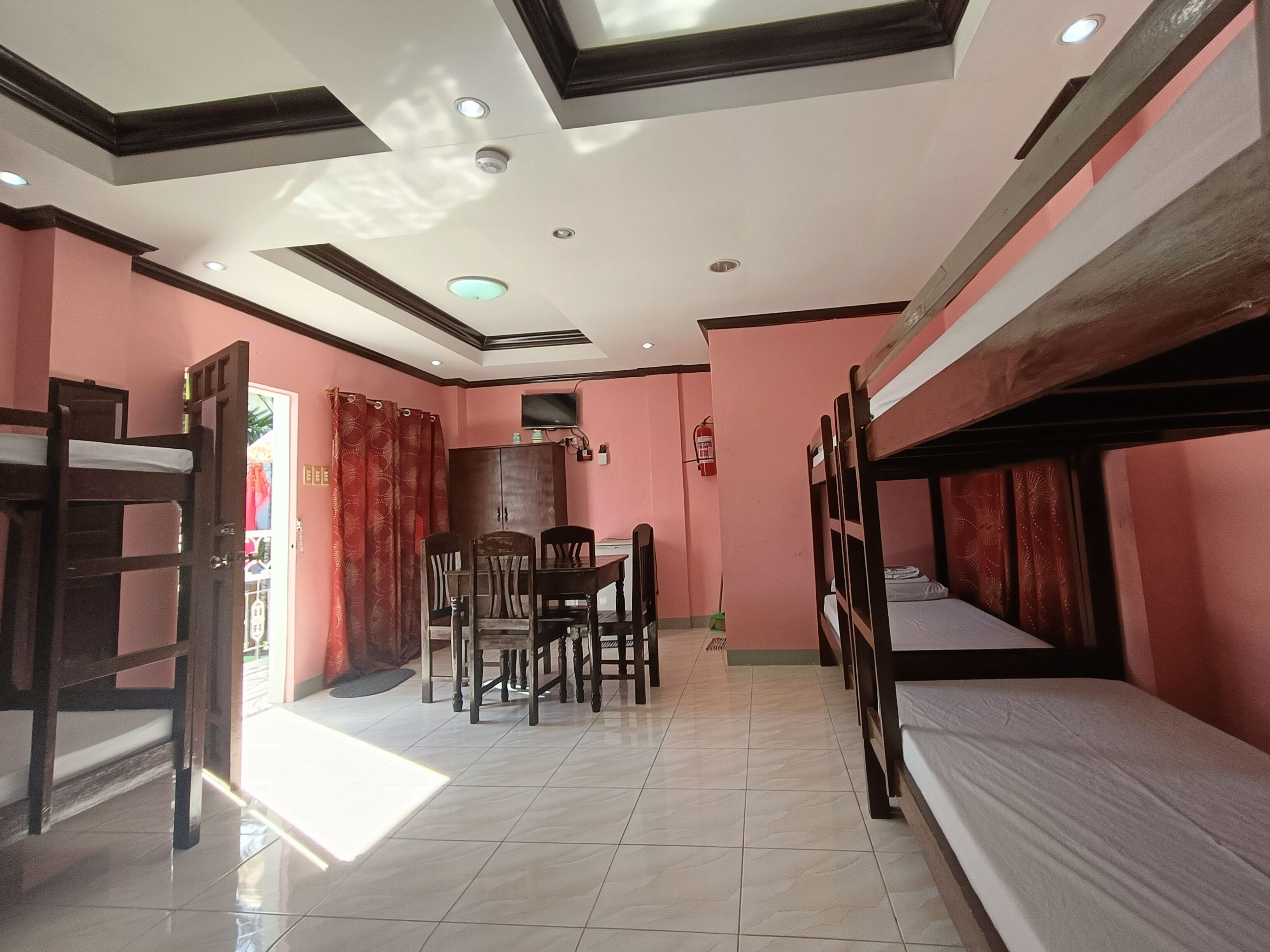 Basic Room | Desk, rollaway beds, bed sheets