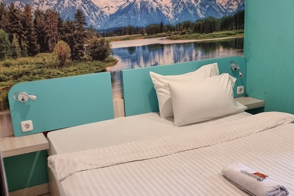 Escritorio, wifi gratis y ropa de cama