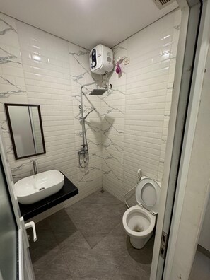 Premier Double Room | Bathroom | Shower, bidet, towels - COZY CENTRE RESIDENCE SEMARANG (Semarang)