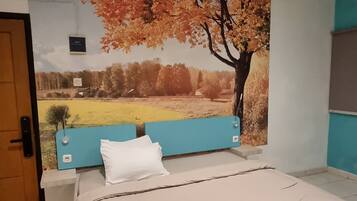 Un dormitorio con una cama, un panel de control en la pared y una puerta.