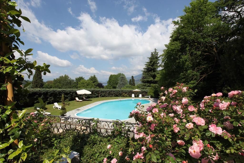 Kolam renang outdoor musiman, dengan payung kolam renang