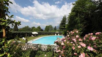 AuĂenpool (je nach Saison geöffnet), Sonnenschirme, LiegestĂŒhle