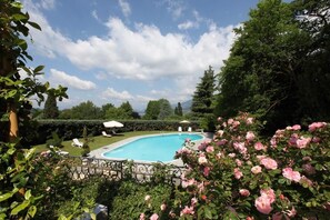 Hồ bơi ngoài trời phục vụ theo mùa, dù/ô trên bãi biển/hồ bơi