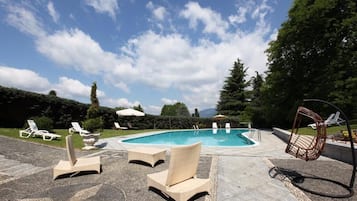 Piscine extérieure (ouverte en saison), parasols de plage