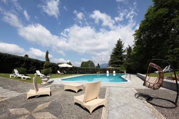 Una piscina al aire libre de temporada (de 09:30 a 19:00), sombrillas