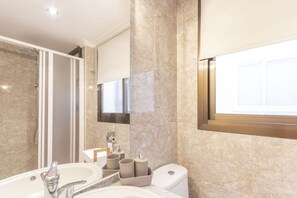 Shower, hair dryer, towels, shampoo