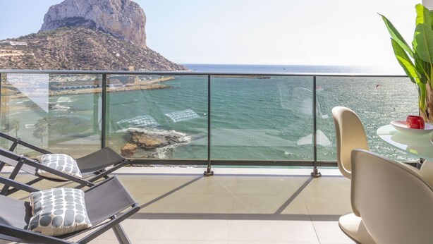 Un balcó amb una vista despejada del mar i un penya-segat rocos.