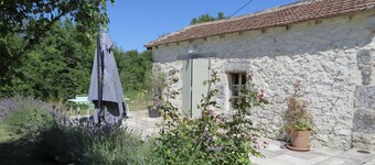 Peaceful stone cottage set among rolling fields and hills. Restful and relaxing