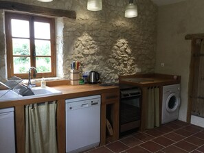 Private kitchen - Peaceful stone cottage set among rolling fields and hills. Restful and relaxing (Saint-Eutrope-de-Born)