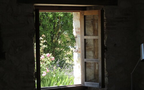 Peaceful stone cottage set among rolling fields and hills. Restful and relaxing