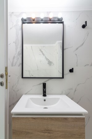 Dusch, hårtork, handdukar och tvål