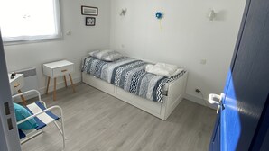 A small, bright room with a bed, a desk, and a window. - Ile aux Moines (Arzon)