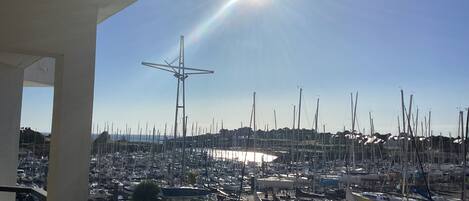 En lystbådehavn med mange både i havnen, klar himmel og strålende sol.
