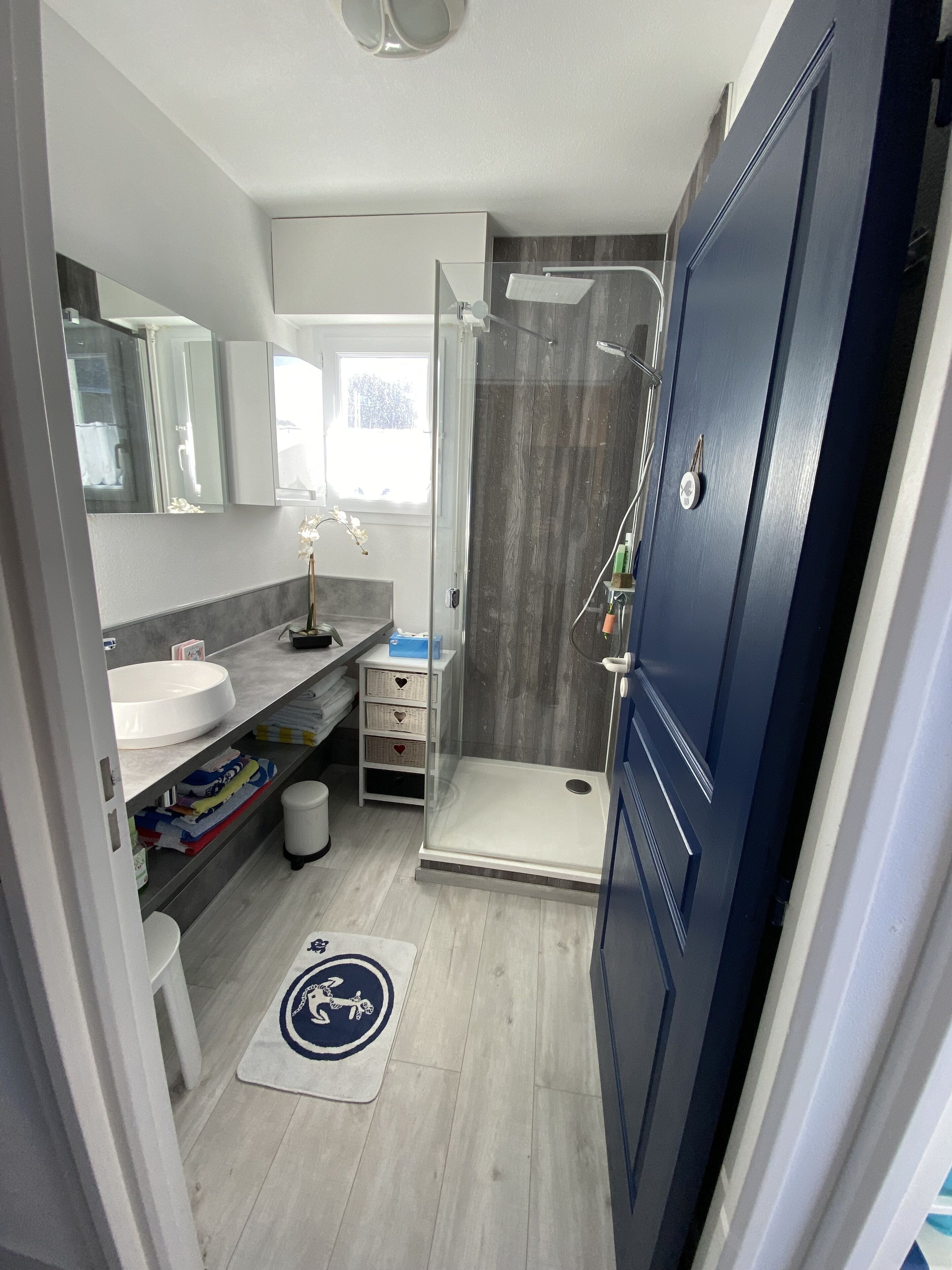 Un baño moderno con ducha, lavabo y tocador.