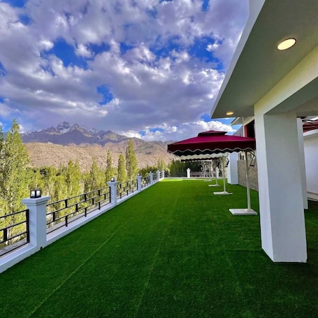Terrace/patio. Hotel Maryul Kargil