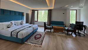 Un dormitorio moderno con una cama grande, un sofá y una mesita de centro.