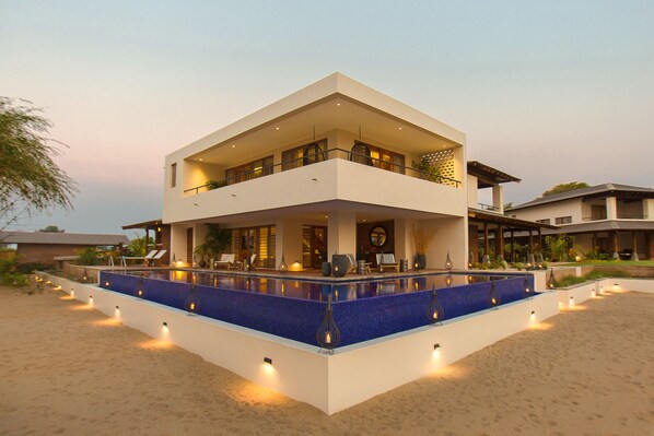 Minibar, caja de seguridad en la habitación y escritorio