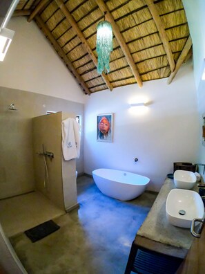 Deluxe Double Room | Bathroom | Shower, hair dryer, towels - The Makokola Retreat (Mangochi)