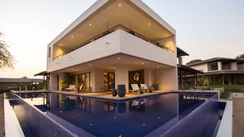 1 غرفة نوم وميني بار وخزنة داخل الغرفة ومكتب