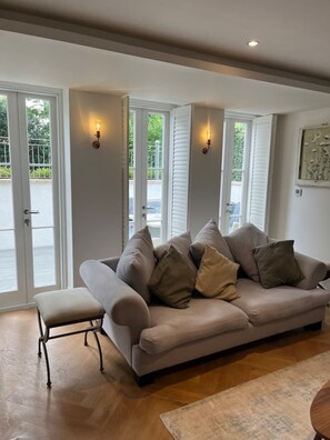 Smart TV, fireplace, stereo - Large 2 bed Apartment with large outdoor space and BBQ area (Twickenham)