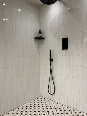 Dusche, Haartrockner, HandtĂŒcher, Seife