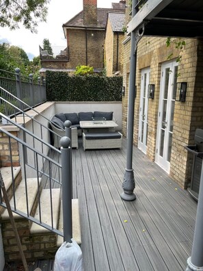 Terrace/patio - Large 2 bed Apartment with large outdoor space and BBQ area (Twickenham)