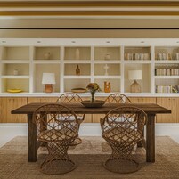 Fachada da propriedade à noite