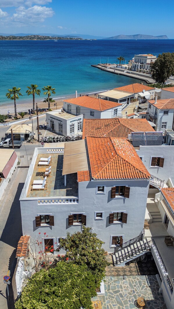 A coastal building with a tiled roof, a balcony, and a view of the sea. - Teresa Spetses (Spetses)