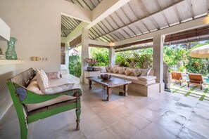 Villa, 4 soverom, røyk, privat basseng | Spiseområde
