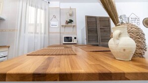 A kitchen with a wooden countertop, a microwave, and a rustic vase. - Opal Moon, Santiago del Teide (Santiago del Teide)