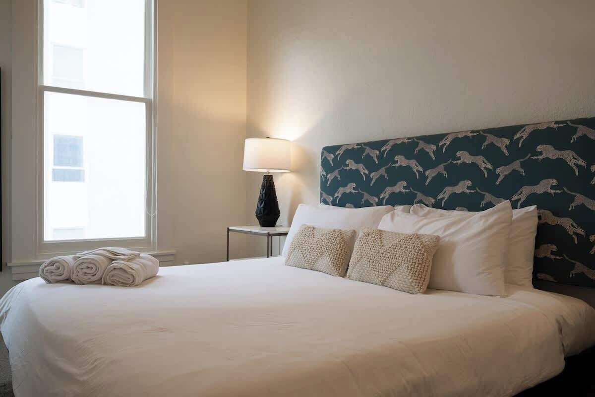 1 habitación, tabla de planchar con plancha, wifi y ropa de cama 