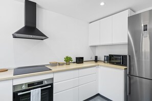Refrigerador, microondas, horno y lavavajillas 